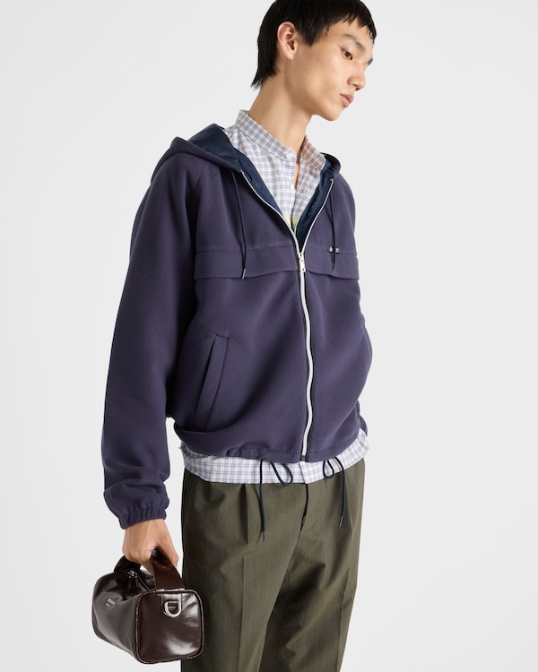 Cazadora estilo sobrecamisa de tejido técnico con capucha Cazadora estilo sobrecamisa de tejido técnico con capucha