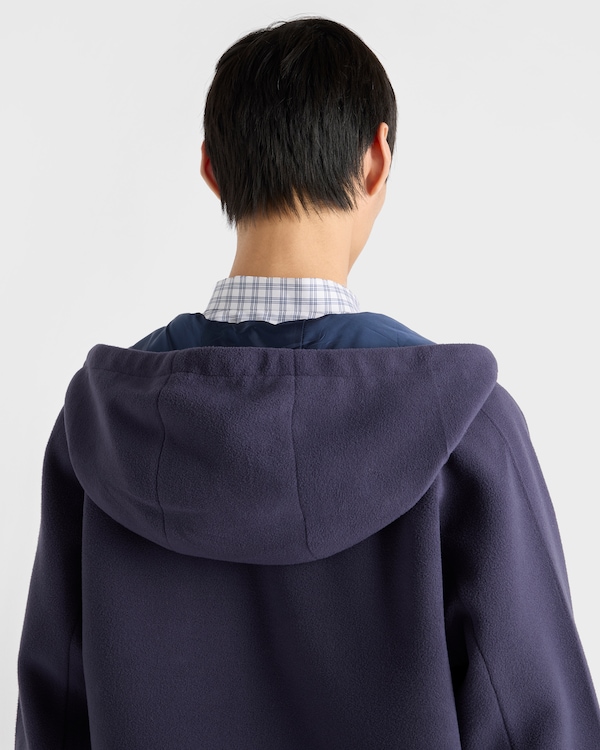 Cazadora estilo sobrecamisa de tejido técnico con capucha Cazadora estilo sobrecamisa de tejido técnico con capucha