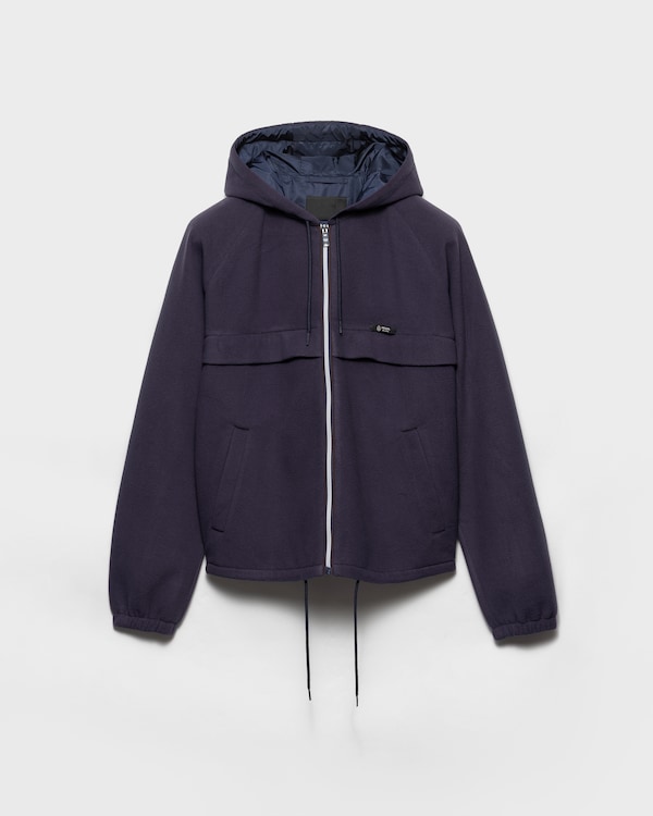 Cazadora estilo sobrecamisa de tejido técnico con capucha Cazadora estilo sobrecamisa de tejido técnico con capucha