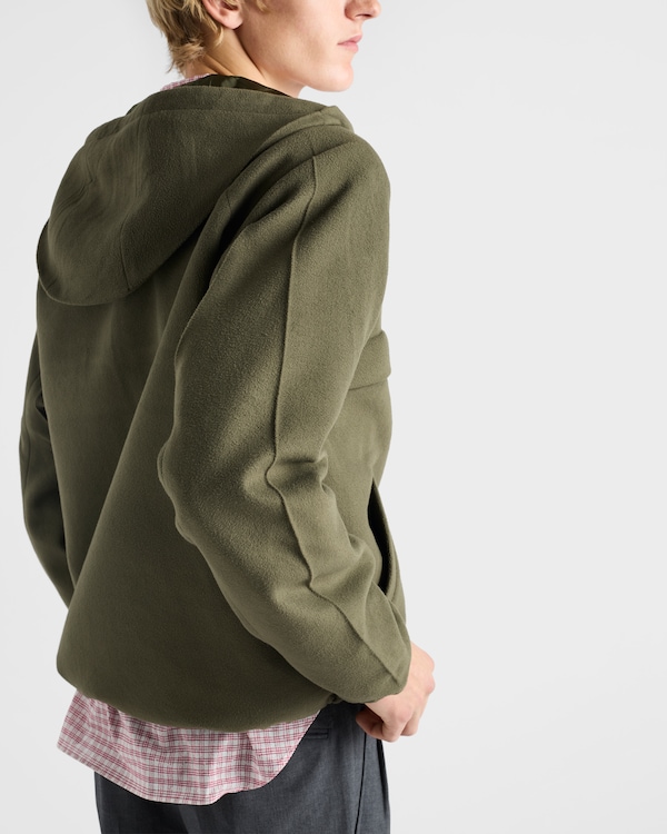 Cazadora estilo sobrecamisa de tejido técnico con capucha  Cazadora estilo sobrecamisa de tejido técnico con capucha