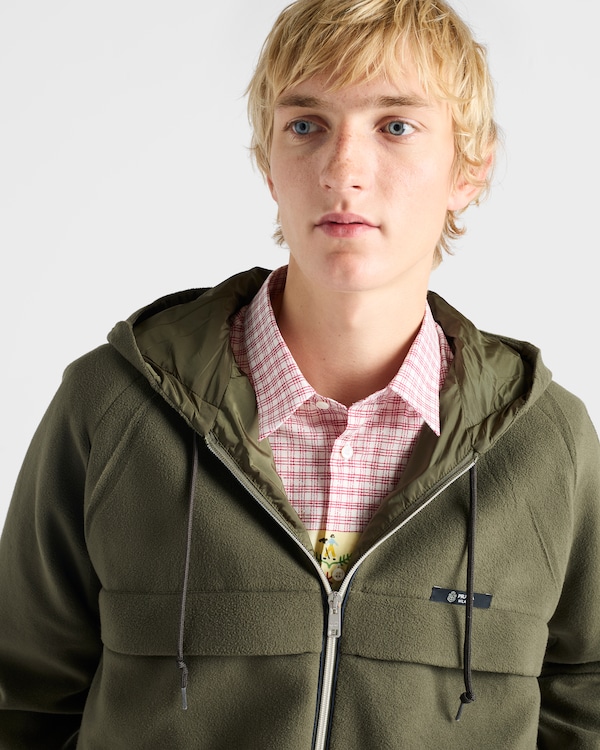 Cazadora estilo sobrecamisa de tejido técnico con capucha  Cazadora estilo sobrecamisa de tejido técnico con capucha