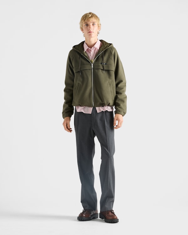 Cazadora estilo sobrecamisa de tejido técnico con capucha  Cazadora estilo sobrecamisa de tejido técnico con capucha