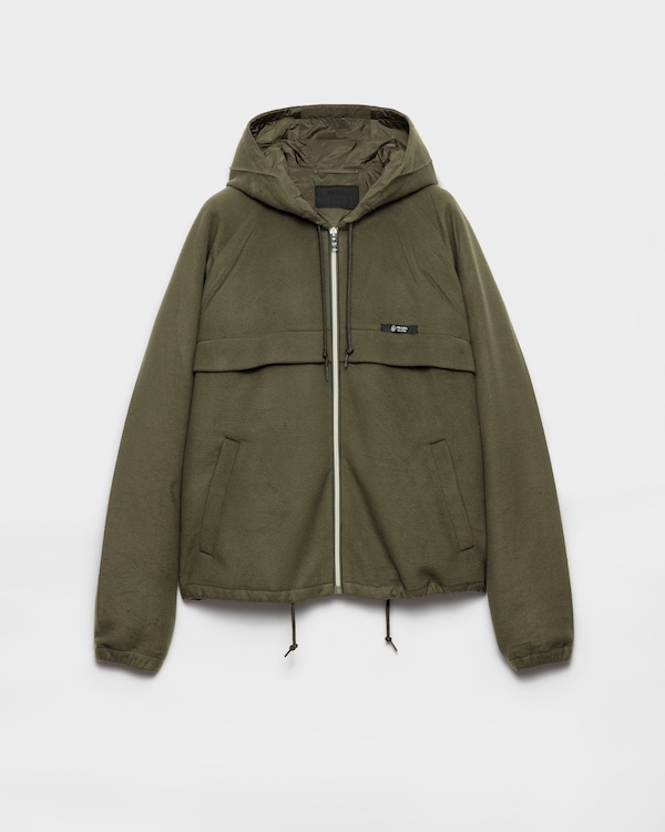 Cazadora estilo sobrecamisa de tejido técnico con capucha  Cazadora estilo sobrecamisa de tejido técnico con capucha