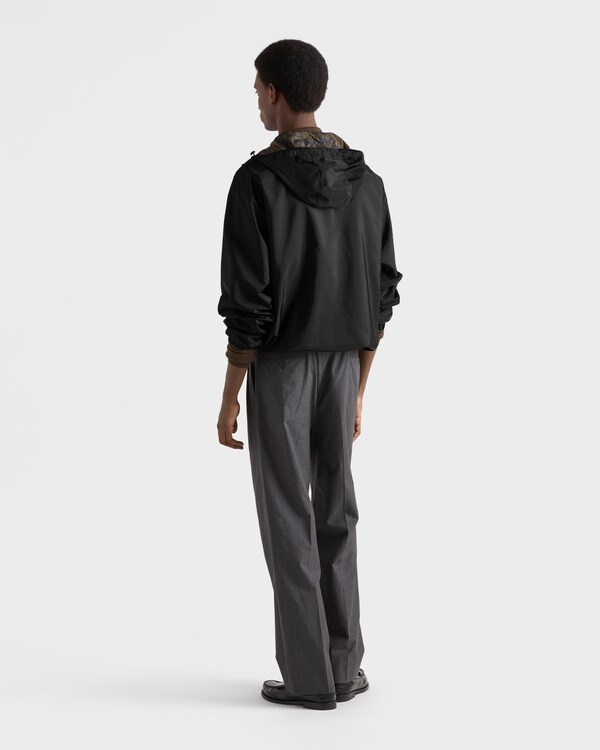 جاكيت من قماش الرينايلون - أسود/أخضر عسكري جاكيت من قماش الرينايلون - أسود/أخضر عسكري