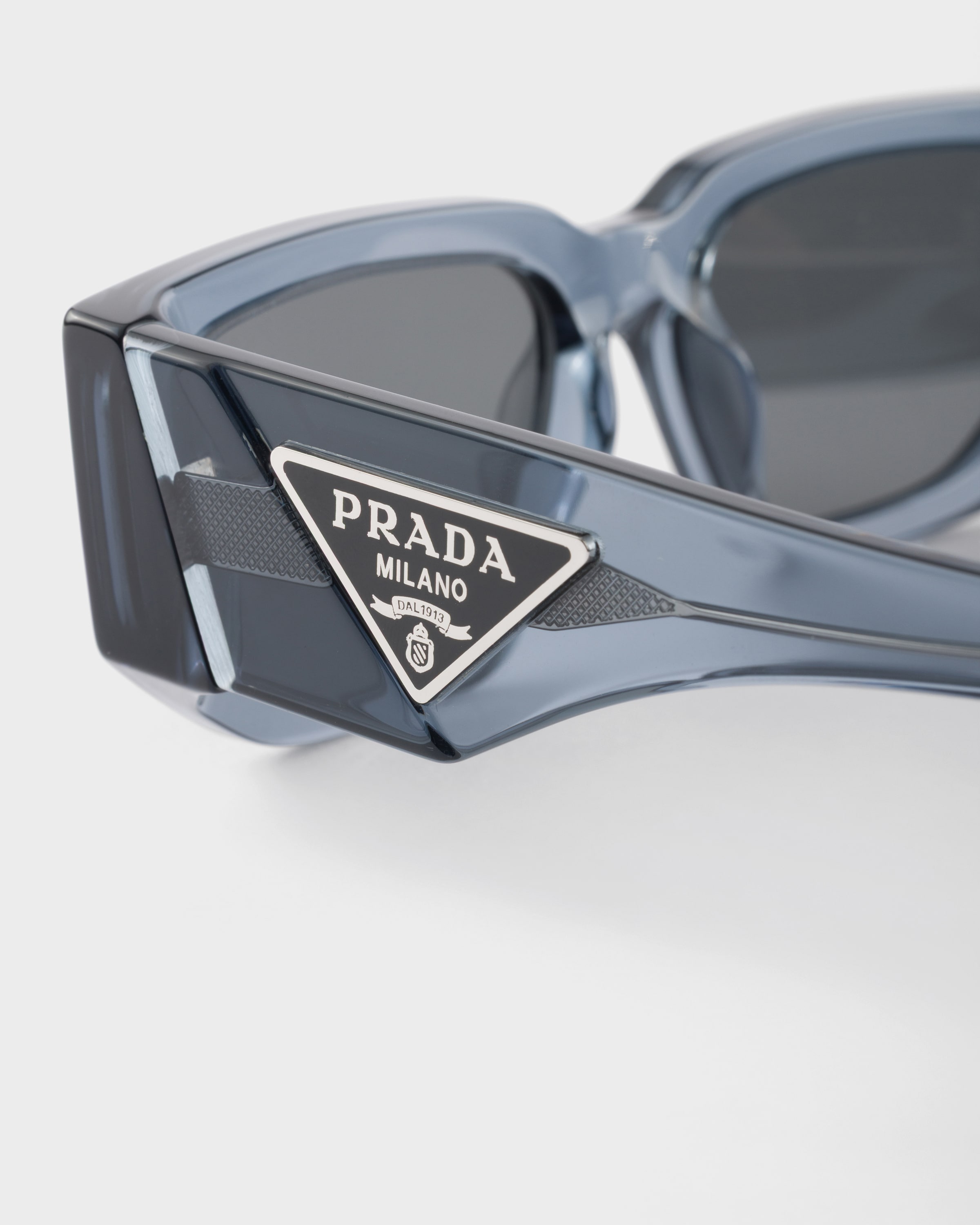 グレーレンズ プラダ トライアングル ロゴ サングラス | PRADA