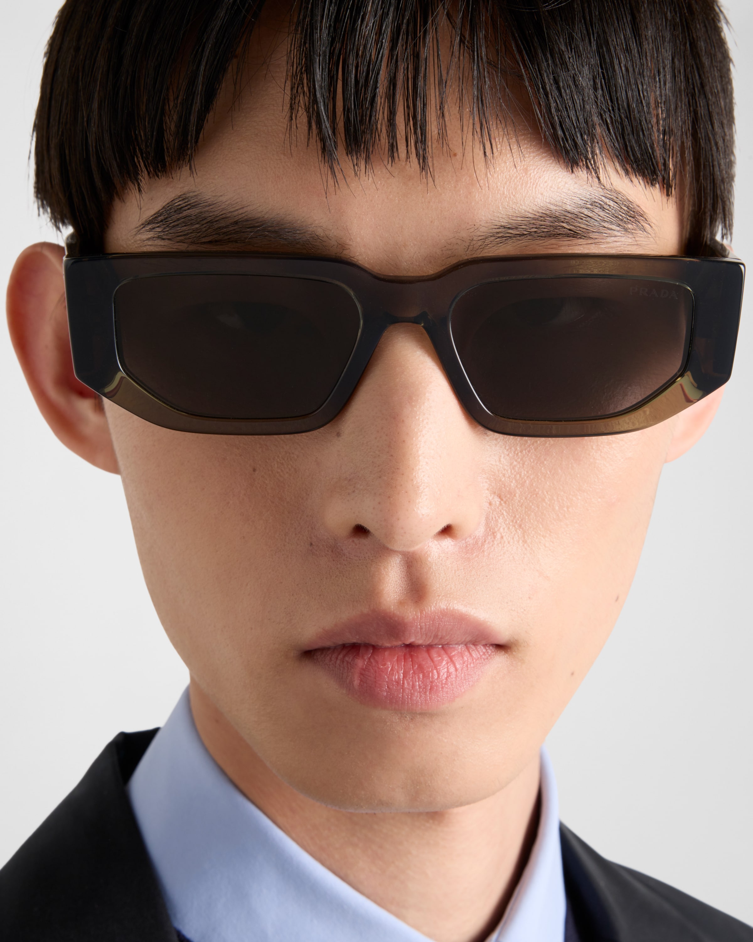 PRADA サングラス ダークグレーレンズ トライアングルロゴ入り サングラス | PRADA