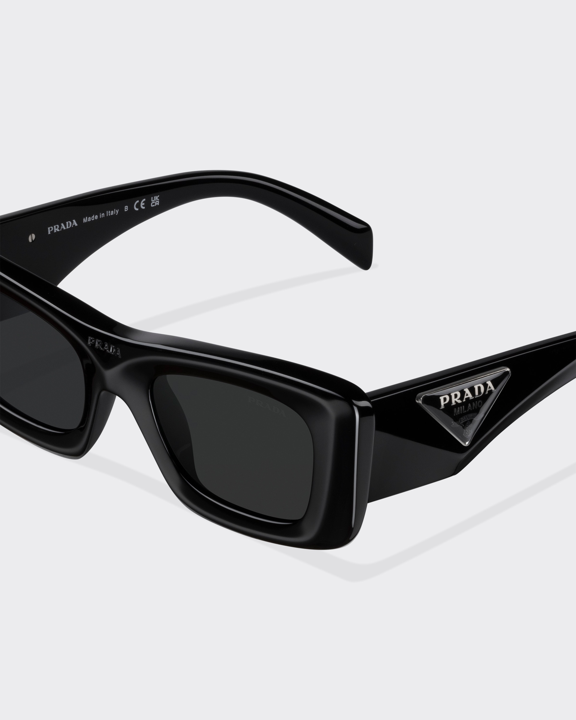 Sunglasses with triangle logo