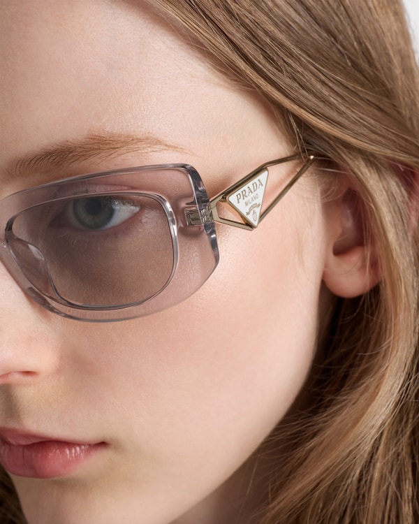 Óculos de sol Prada com o logotipo triangular - Lentes cinza-claro Óculos de sol Prada com o logotipo triangular - Lentes cinza-claro