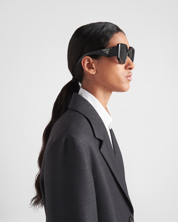 트라이앵글 로고가 있는 선글라스 트라이앵글 로고가 있는 선글라스