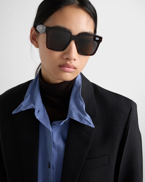 Lunettes de soleil ornées du logo Prada Lunettes de soleil ornées du logo Prada