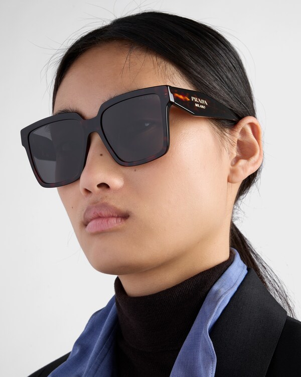 Lunettes de soleil ornées du logo Prada Lunettes de soleil ornées du logo Prada