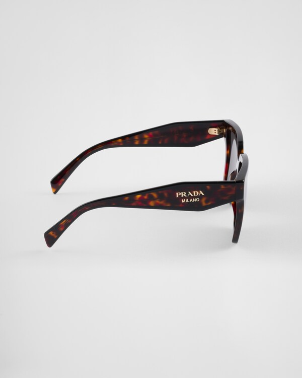 Lunettes de soleil ornées du logo Prada Lunettes de soleil ornées du logo Prada