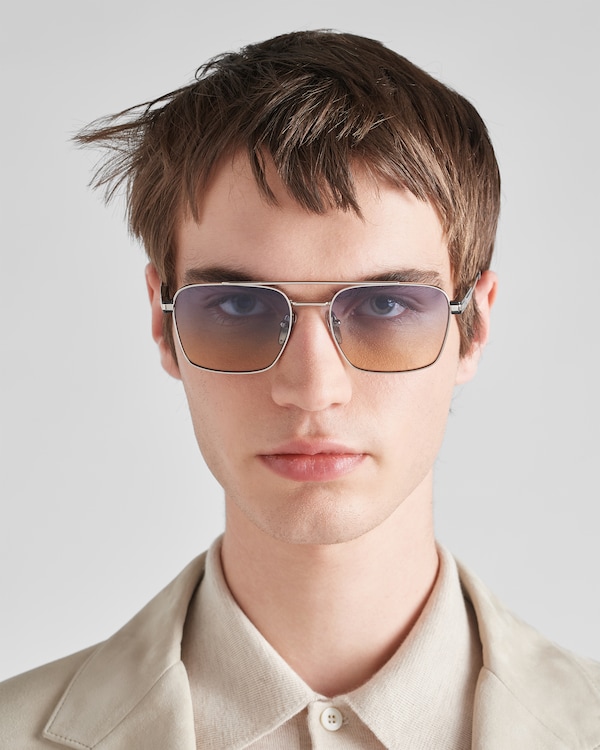 Occhiali da sole con Iconica Placca in metallo Occhiali da sole con Iconica Placca in metallo