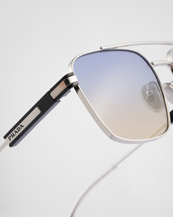 Occhiali da sole con Iconica Placca in metallo Occhiali da sole con Iconica Placca in metallo