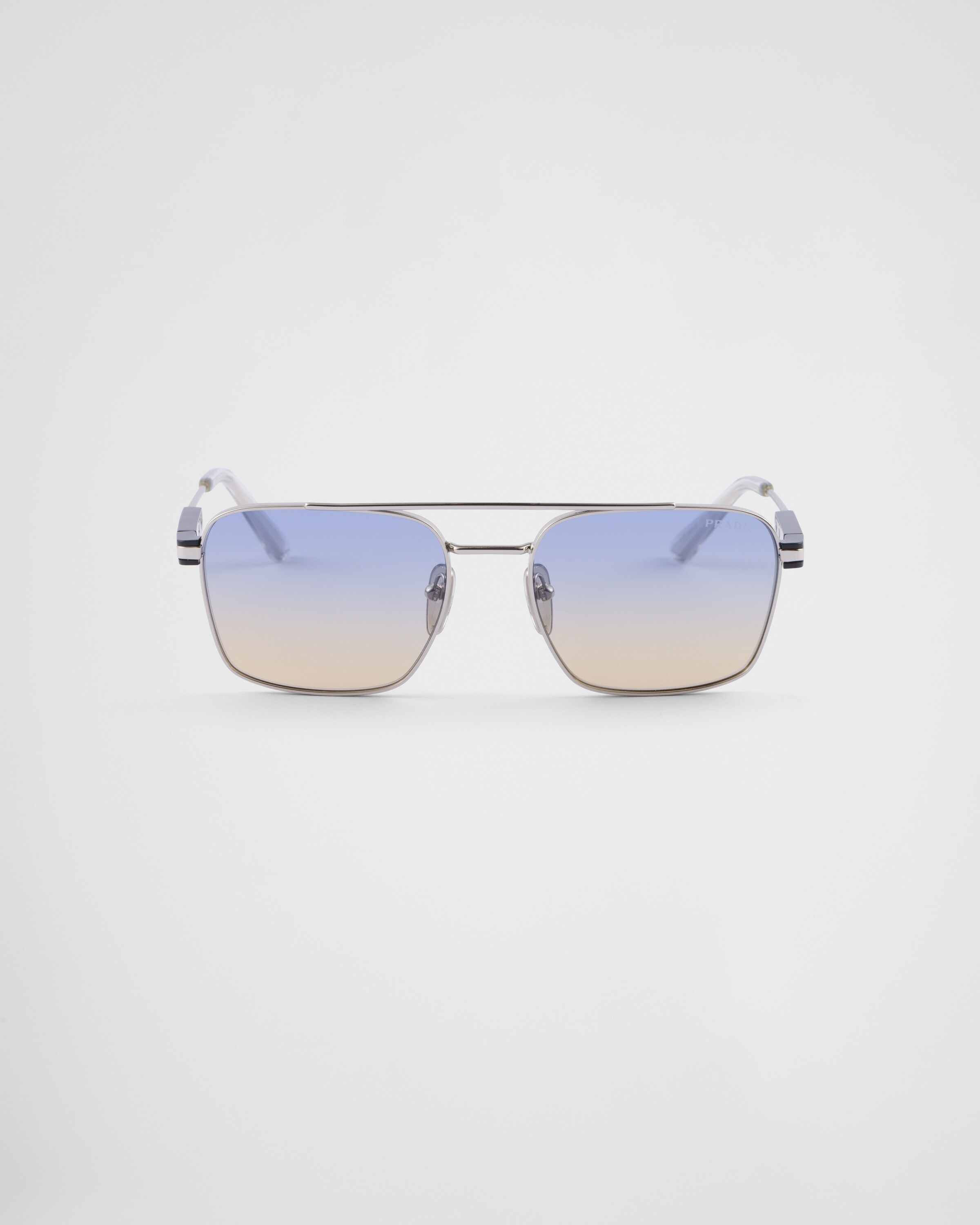 Shop Prada Sonnenbrille Mit Ikonischer Plakette Aus Metall In Iris Shaded Sun Lenses