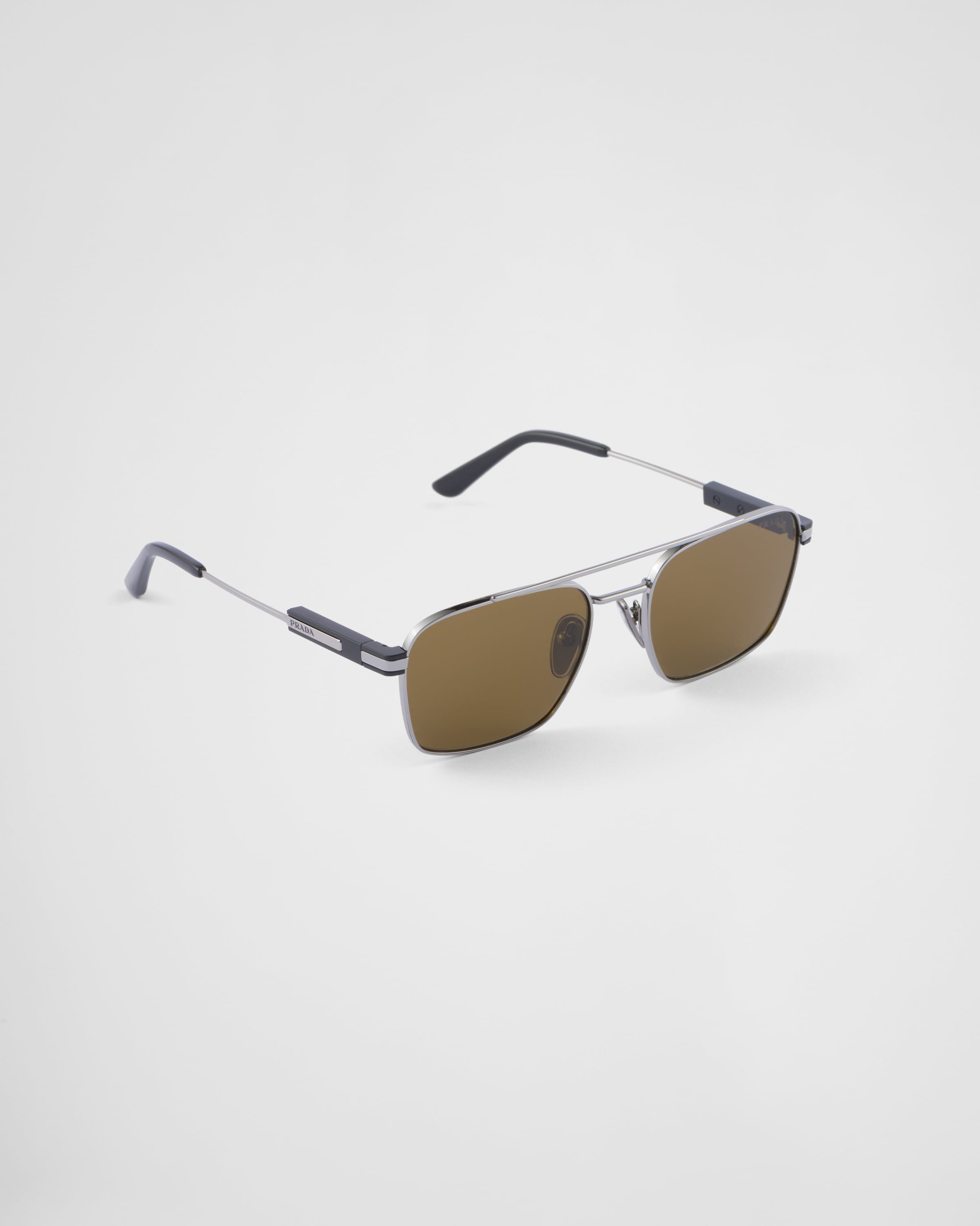 Sunglasses with iconic metal plaque