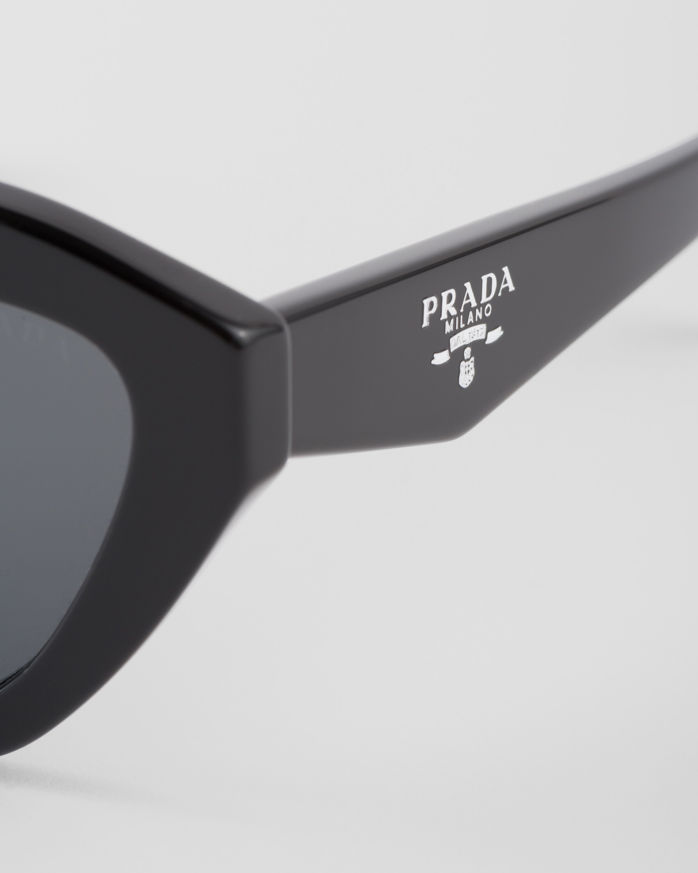 グレーレンズ プラダ ロゴ サングラス | PRADA