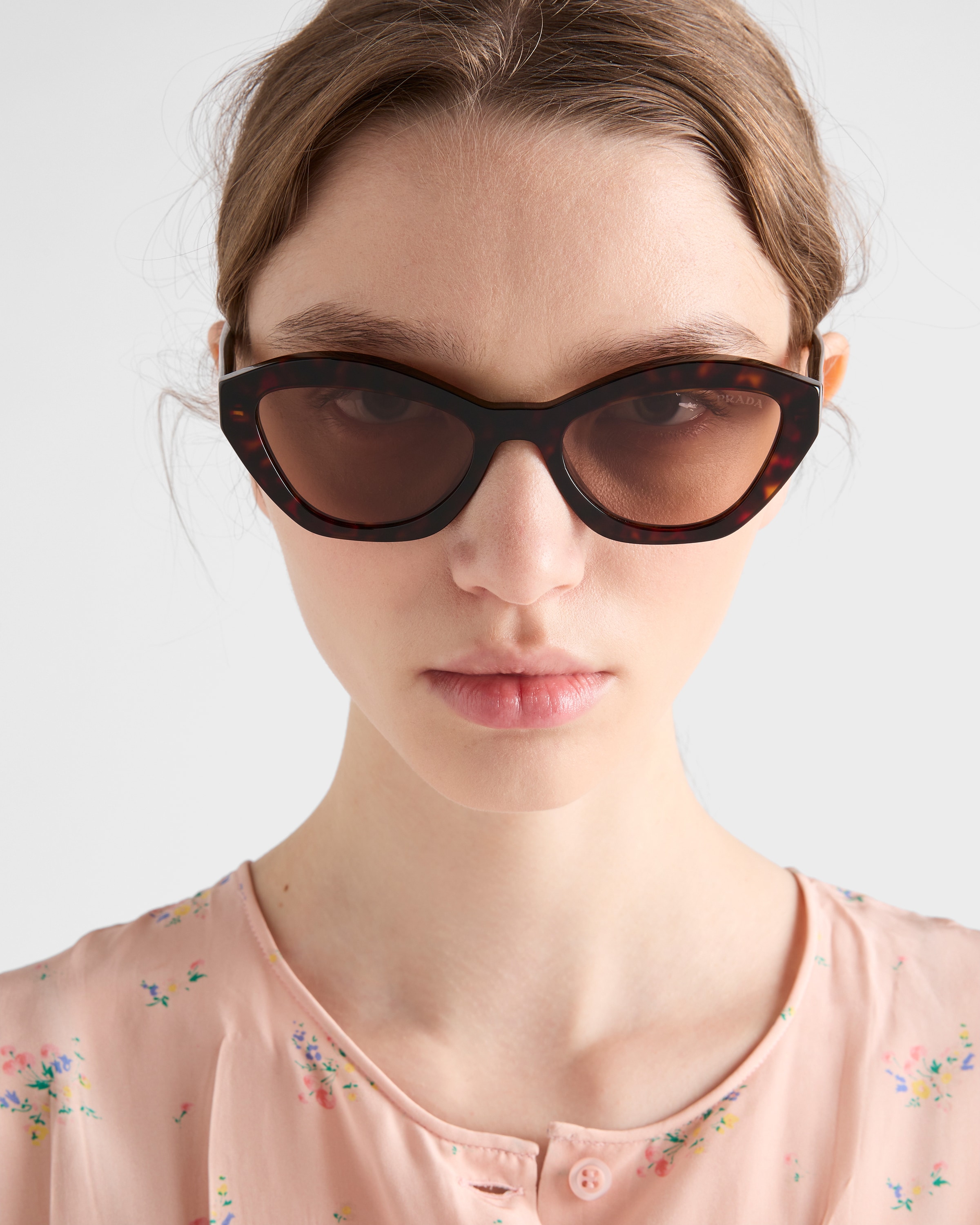 ダークブラウンレンズ Pradaロゴ入りサングラス | PRADA