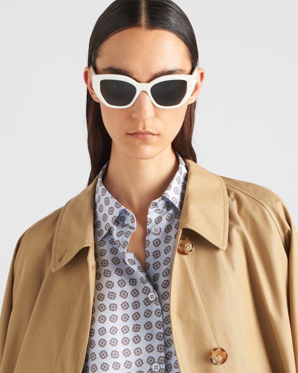 نظارة شمسية مزينة بلوغو برادا نظارة شمسية مزينة بلوغو برادا