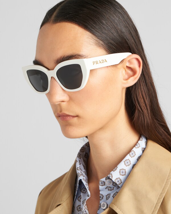 نظارة شمسية مزينة بلوغو برادا نظارة شمسية مزينة بلوغو برادا