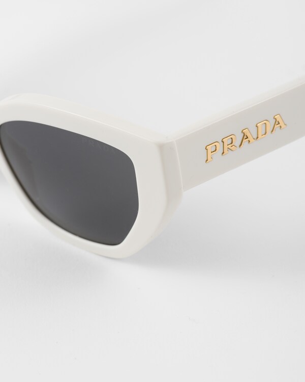 نظارة شمسية مزينة بلوغو برادا نظارة شمسية مزينة بلوغو برادا