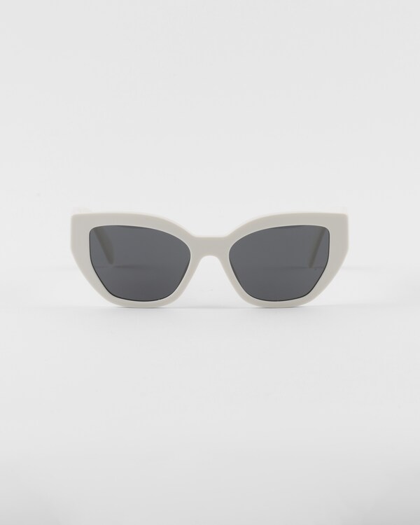 نظارة شمسية مزينة بلوغو برادا نظارة شمسية مزينة بلوغو برادا