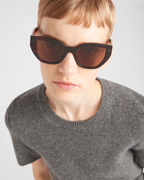 프라다 로고가 있는 선글라스 프라다 로고가 있는 선글라스