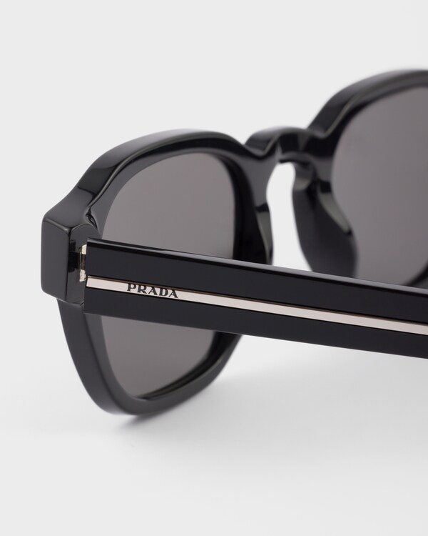 Sunglasses with the iconic metal plaque Sunglasses with the iconic metal plaque