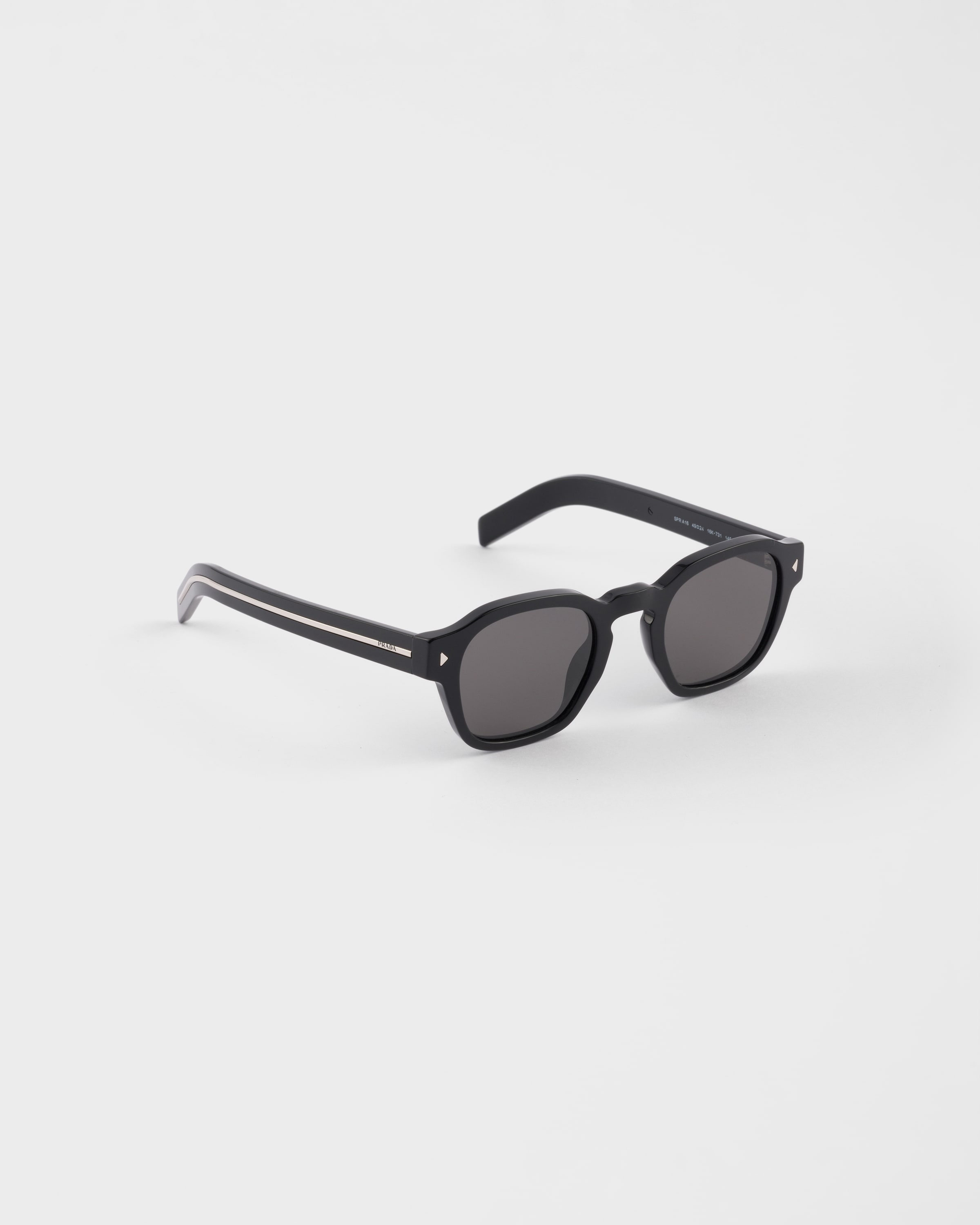 Prada Sonnenbrille Mit Der Ikonischen Metallplakette