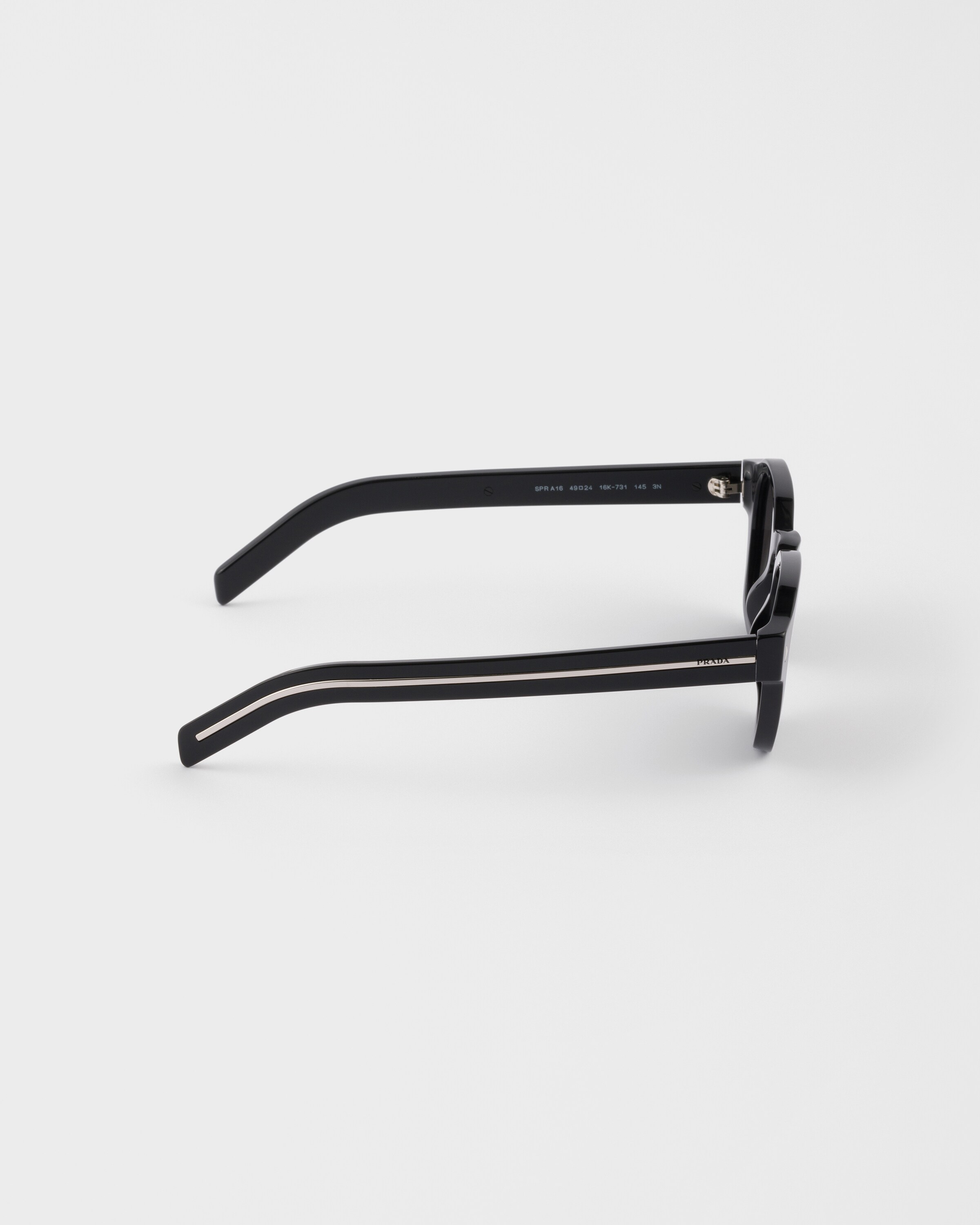 Prada Sonnenbrille Mit Der Ikonischen Metallplakette