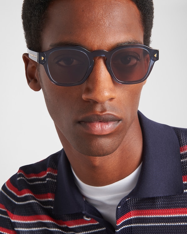 Sunglasses with iconic metal plaque Sunglasses with iconic metal plaque