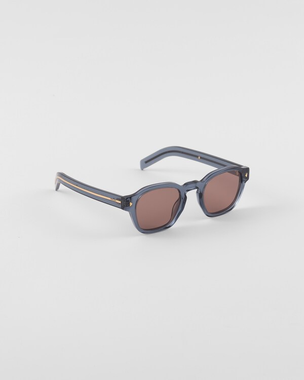 Sunglasses with iconic metal plaque Sunglasses with iconic metal plaque