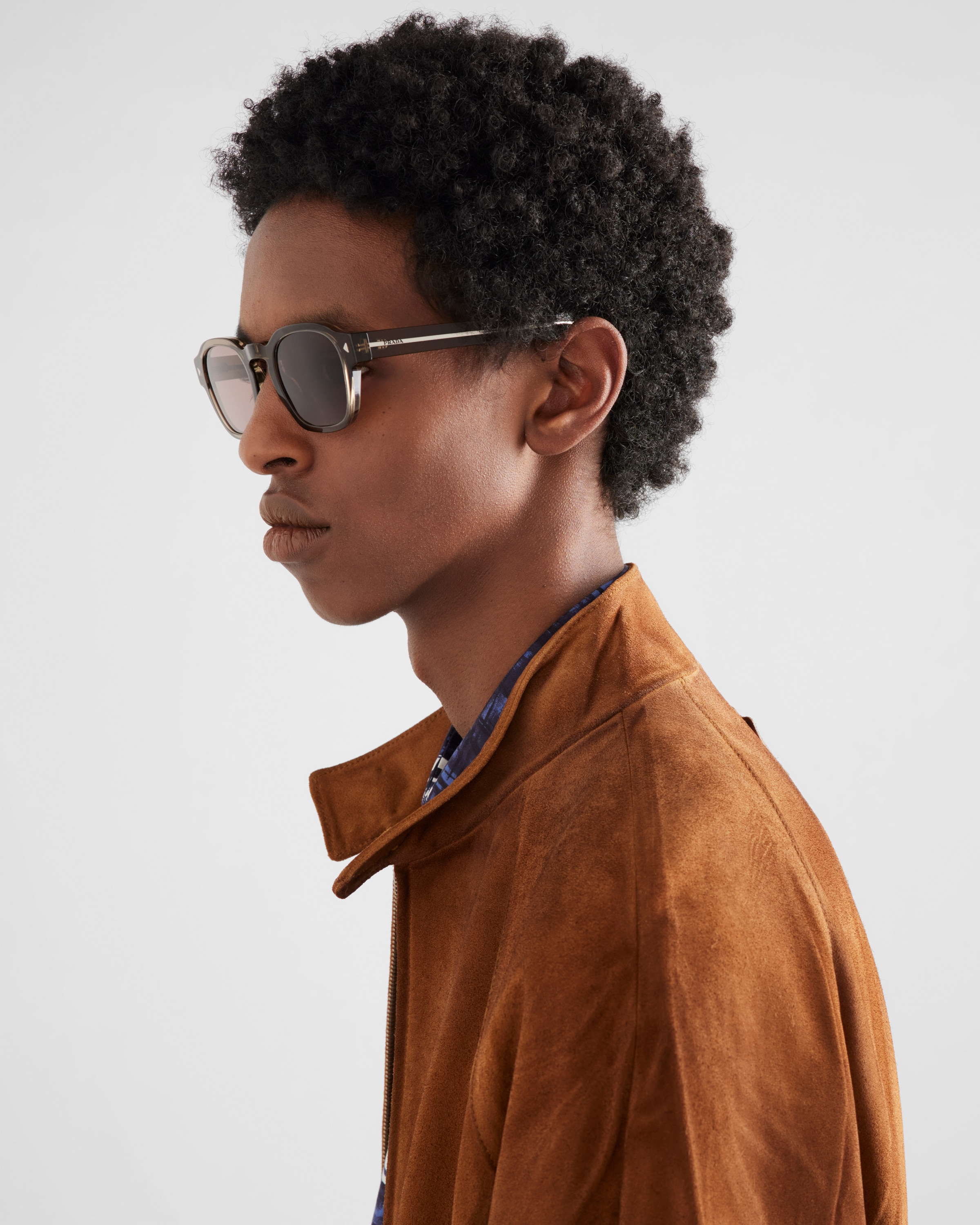 PRADA サングラス メタルフレーム ブラウン Walnut brown lenses Sunglasses with the iconic metal plaque