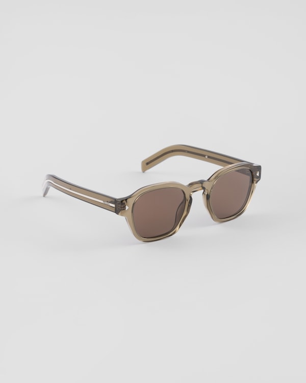 Sunglasses with the iconic metal plaque Sunglasses with the iconic metal plaque