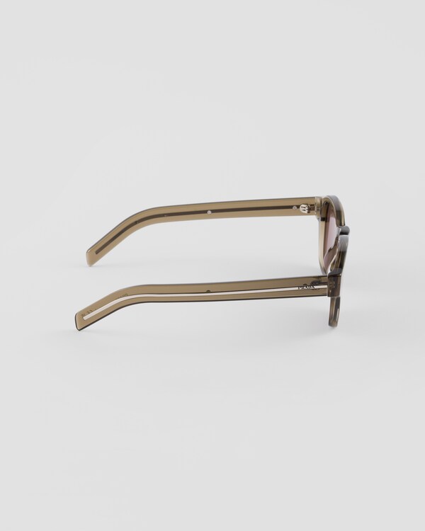 Sunglasses with the iconic metal plaque Sunglasses with the iconic metal plaque