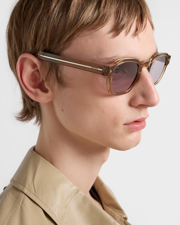 Sunglasses with the iconic metal plaque - Crystal Maroon Lenses Sunglasses with the iconic metal plaque - Crystal Maroon Lenses