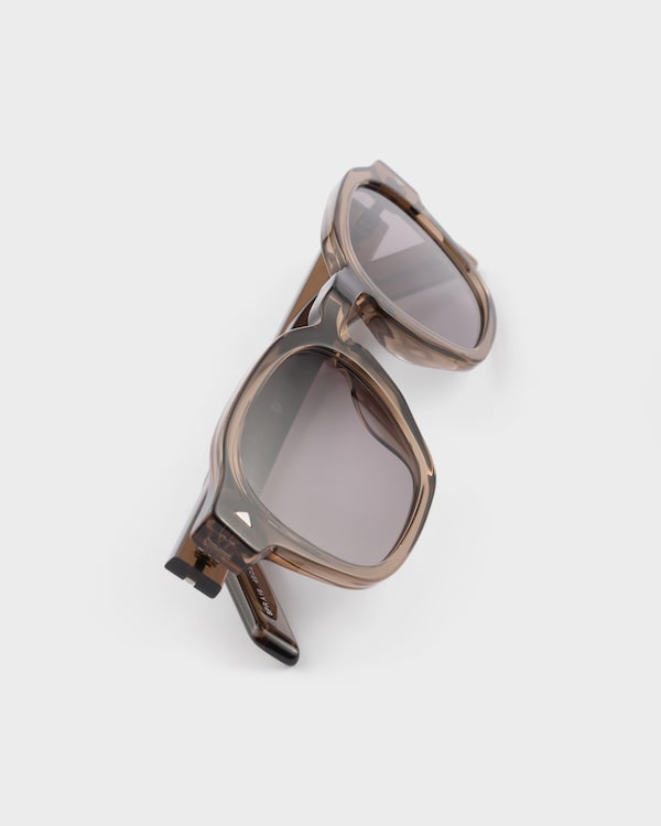 Sunglasses with the iconic metal plaque - Crystal Maroon Lenses Sunglasses with the iconic metal plaque - Crystal Maroon Lenses