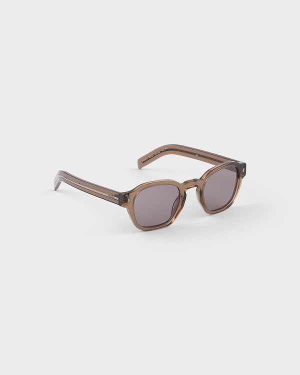 Sunglasses with the iconic metal plaque - Crystal Maroon Lenses Sunglasses with the iconic metal plaque - Crystal Maroon Lenses