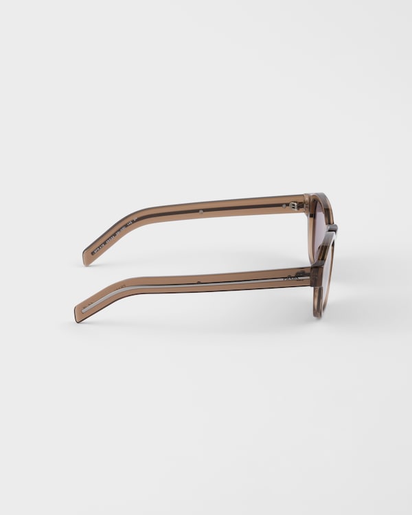 Sunglasses with the iconic metal plaque - Crystal Maroon Lenses Sunglasses with the iconic metal plaque - Crystal Maroon Lenses