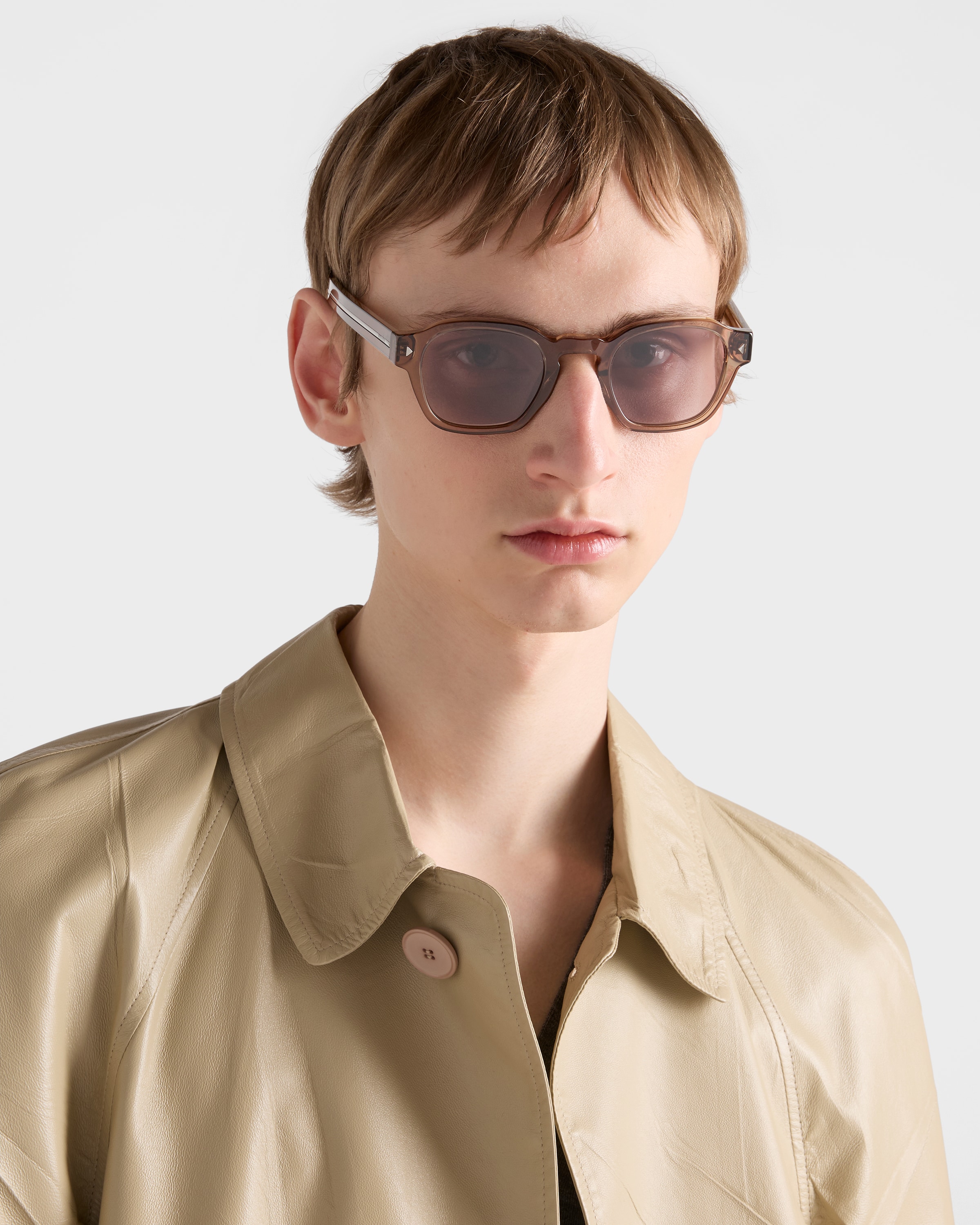 クリスタルマルーンレンズ アイコンメタルプラーク サングラス | PRADA