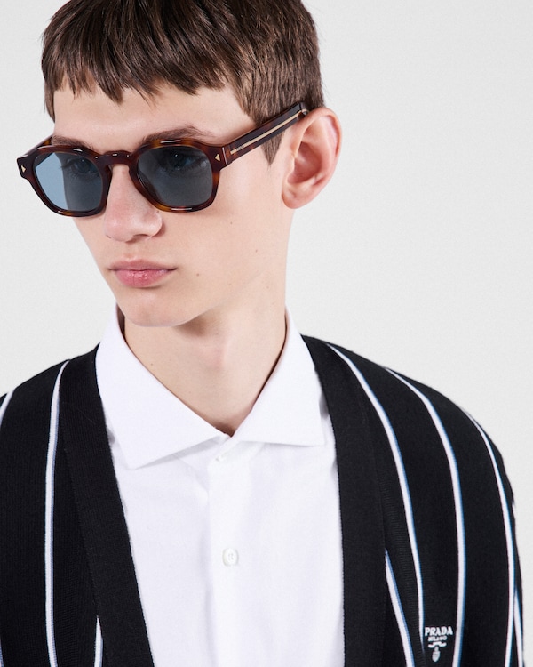 Lunettes de soleil avec plaque en métal iconique - Verres Turquoise Lunettes de soleil avec plaque en métal iconique - Verres Turquoise