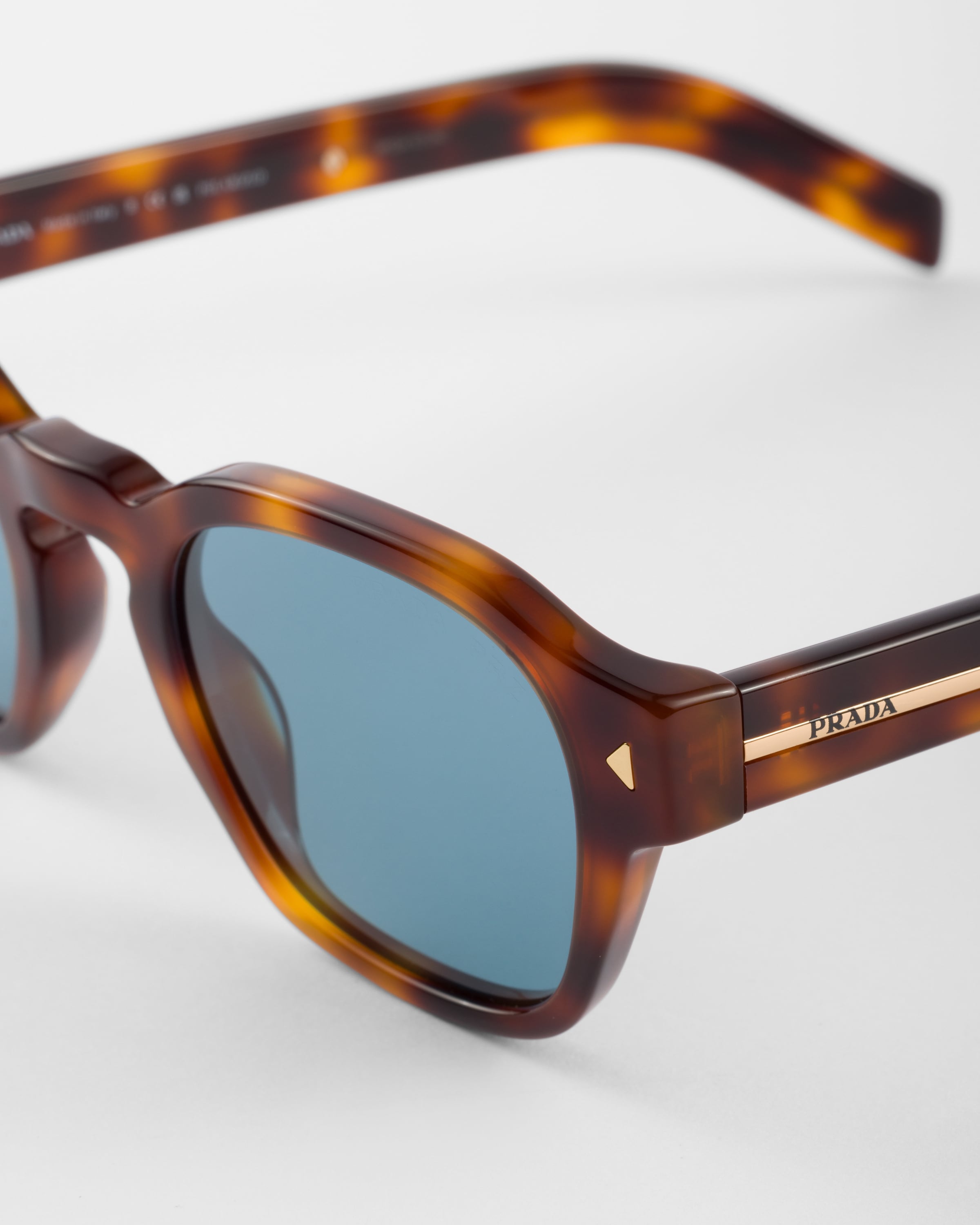 プラダ　メタルプラーク サングラス　SPRA16-F Turquoise Lenses Sunglasses with iconic metal plaque | PRADA