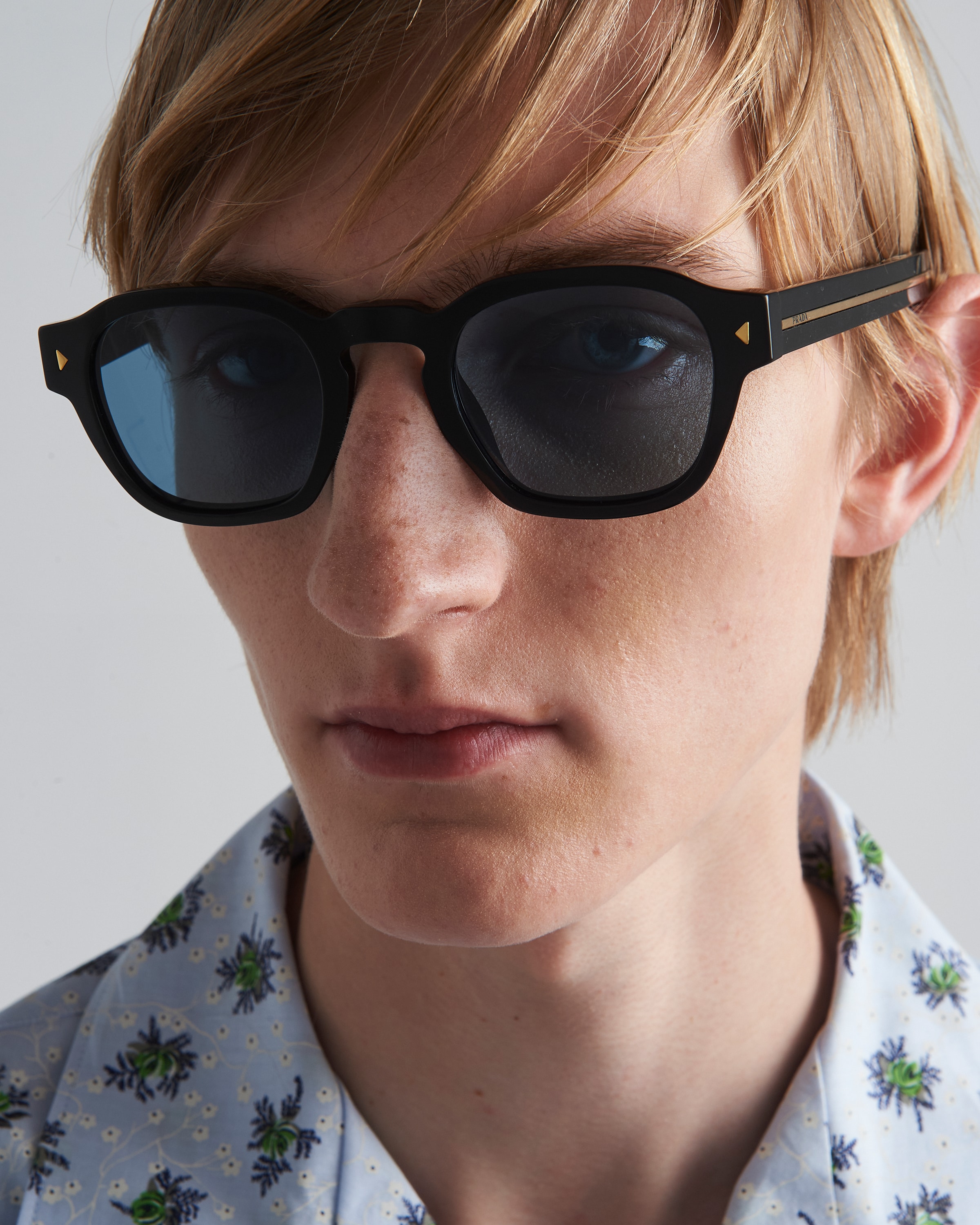 プラダ　メタルプラーク サングラス　SPRA16-F Turquoise Lenses Sunglasses with iconic metal plaque | PRADA