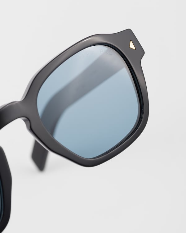 Sunglasses with iconic metal plaque Sunglasses with iconic metal plaque