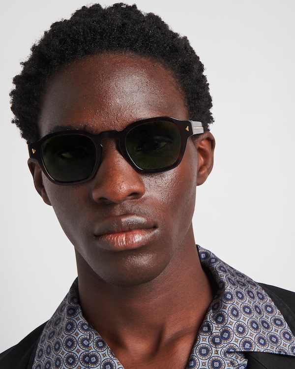 Gafas de sol con una icónica placa de metal Gafas de sol con una icónica placa de metal