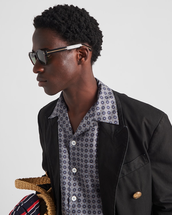 Gafas de sol con una icónica placa de metal Gafas de sol con una icónica placa de metal