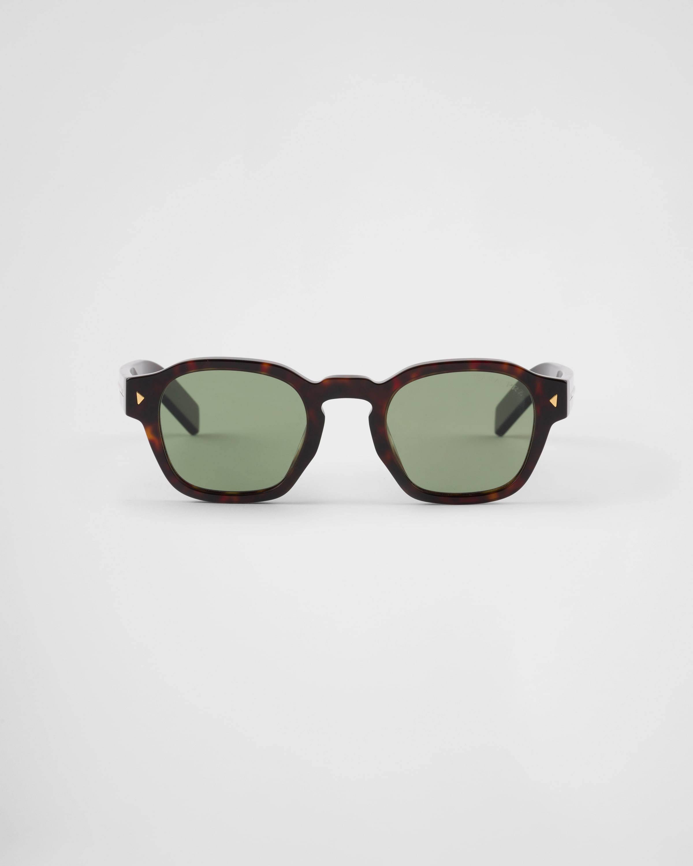 PRADA SONNENBRILLE MIT IKONISCHER PLAKETTE AUS METALL