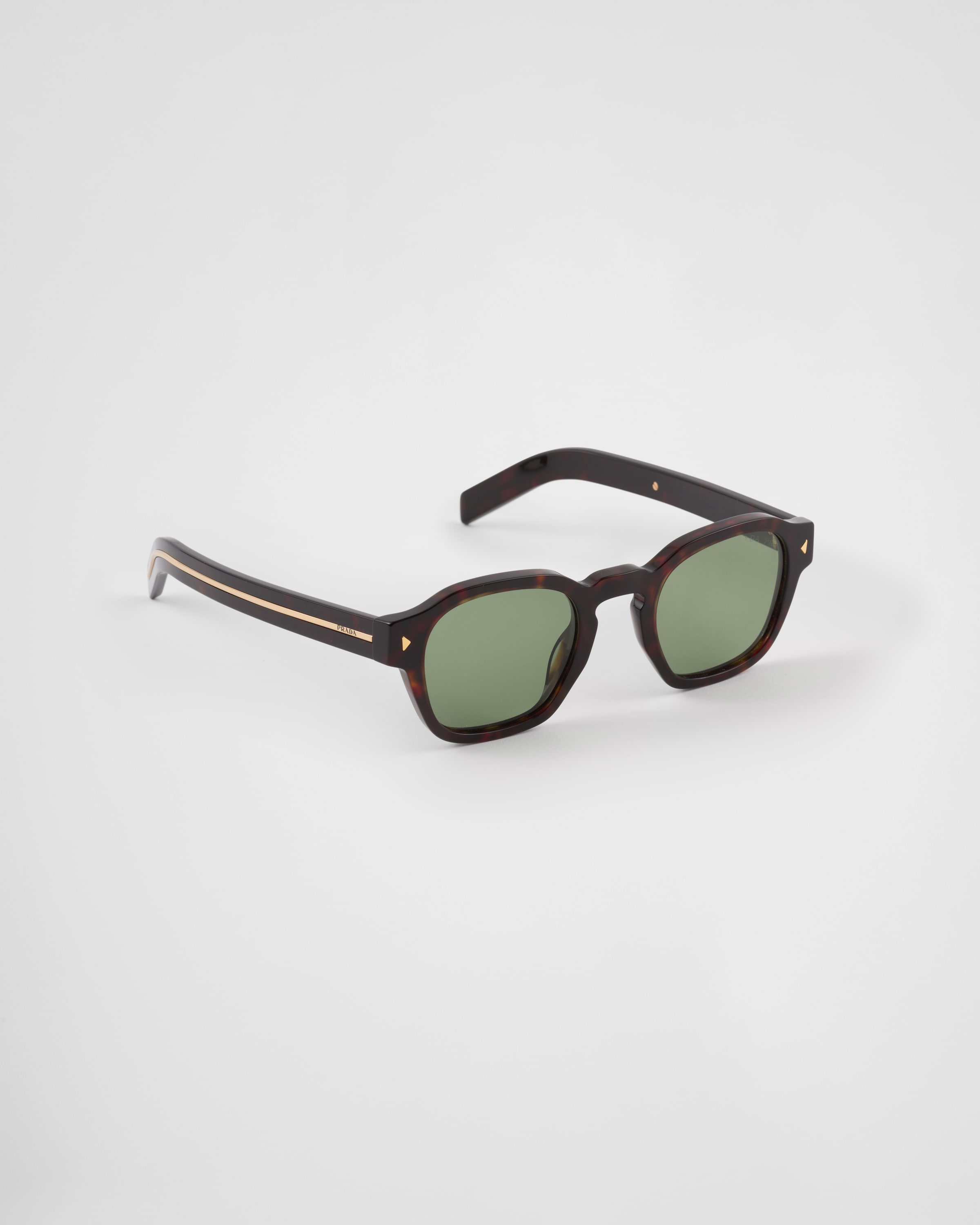 PRADA SONNENBRILLE MIT IKONISCHER PLAKETTE AUS METALL