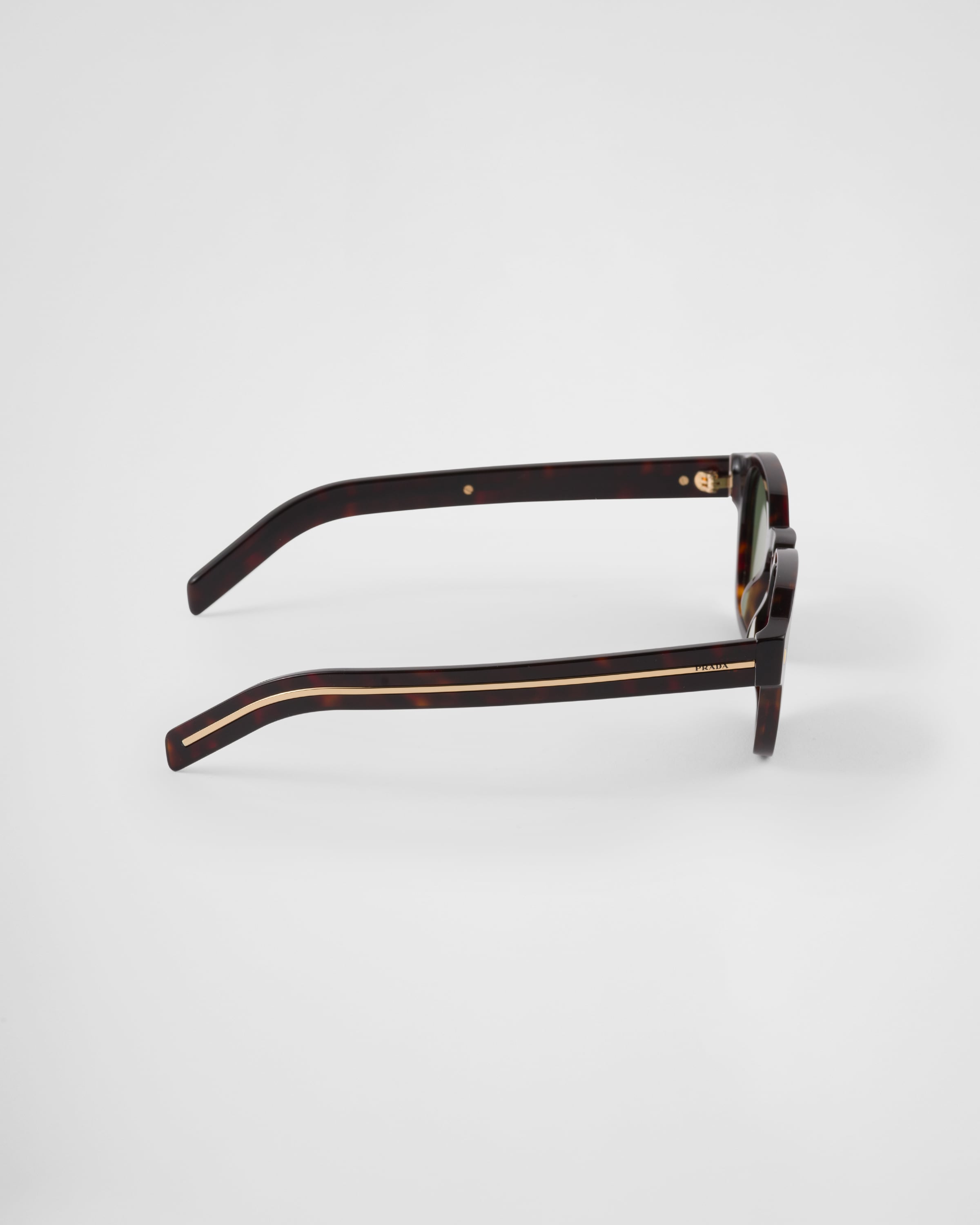 PRADA SONNENBRILLE MIT IKONISCHER PLAKETTE AUS METALL