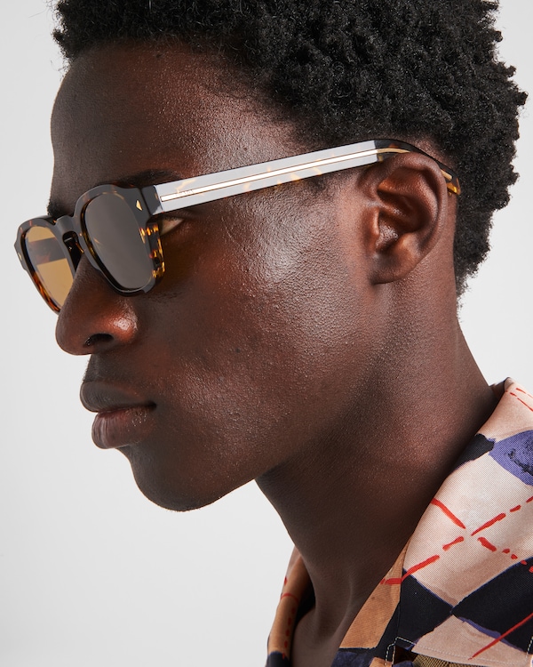 Sunglasses with iconic metal plaque Sunglasses with iconic metal plaque